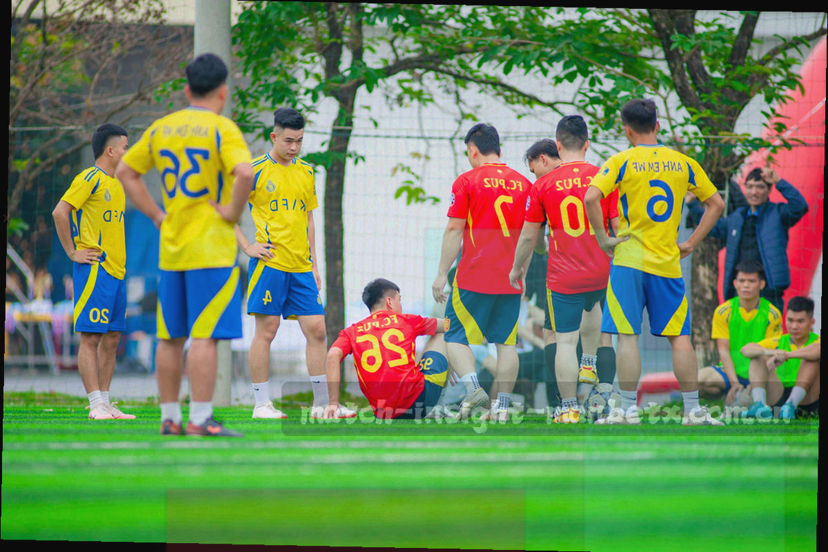 电脑端多面板同屏显示时间轴、热区图与对阵对比的界面示意